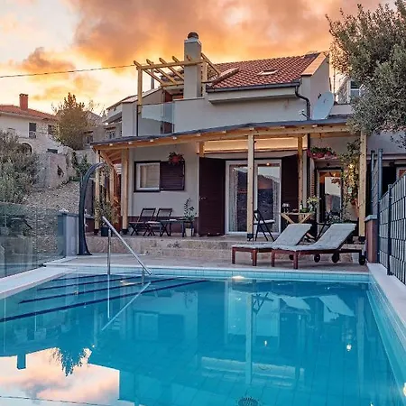 Villa Normabel Relaxing With Heated Pool And Sauna